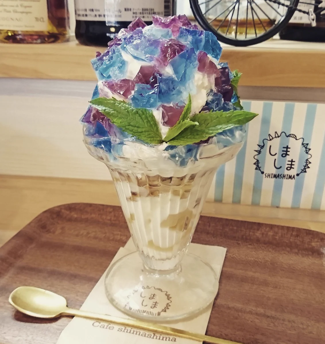 大きさも見た目も素晴らしい！？「紫陽花パフェ」と「プリンパフェ」！