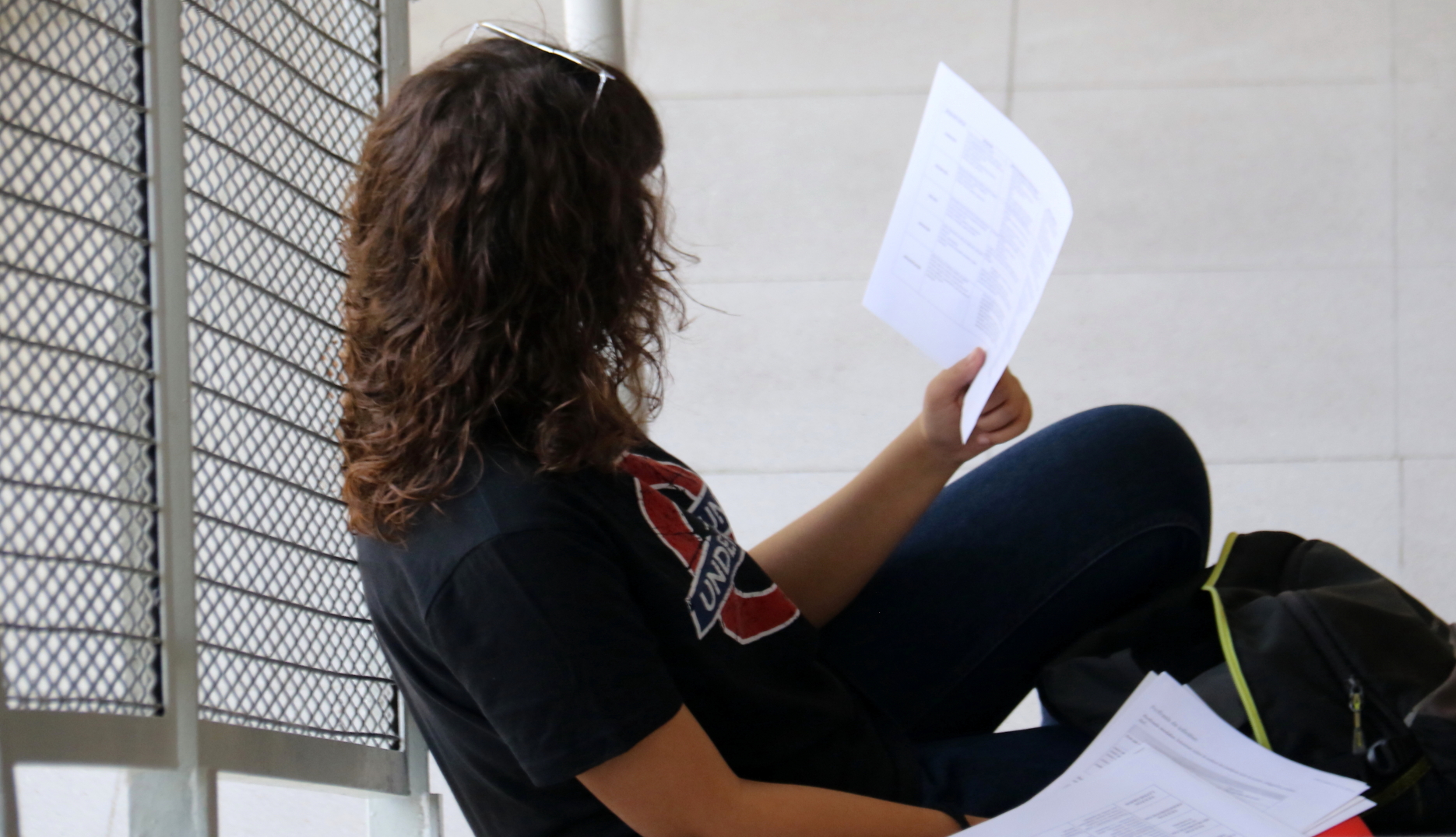 Un estudiante en un pasillo de un colegio.
