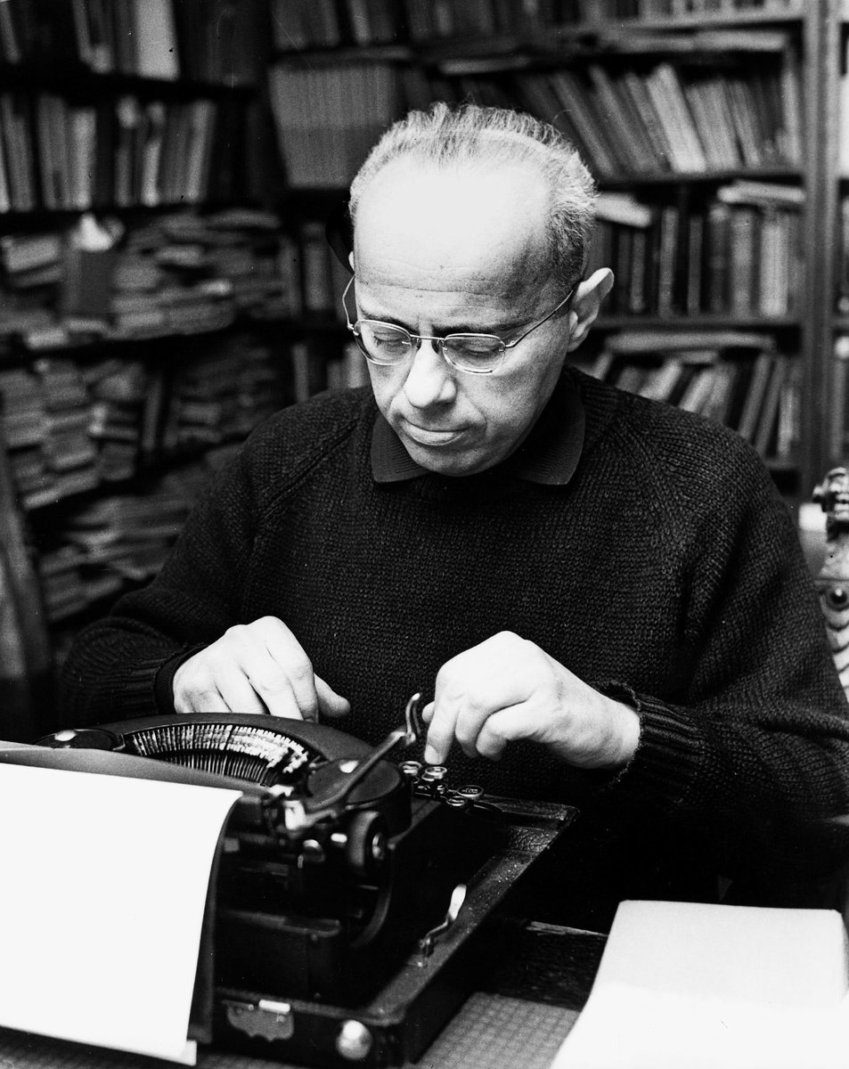 In English a beautiful review: The Beautiful Mind-Bending of Stanislaw Lem,  https://www.newyorker.com/culture/culture-desk/the-beautiful-mind-bending-of-stanislaw-lem