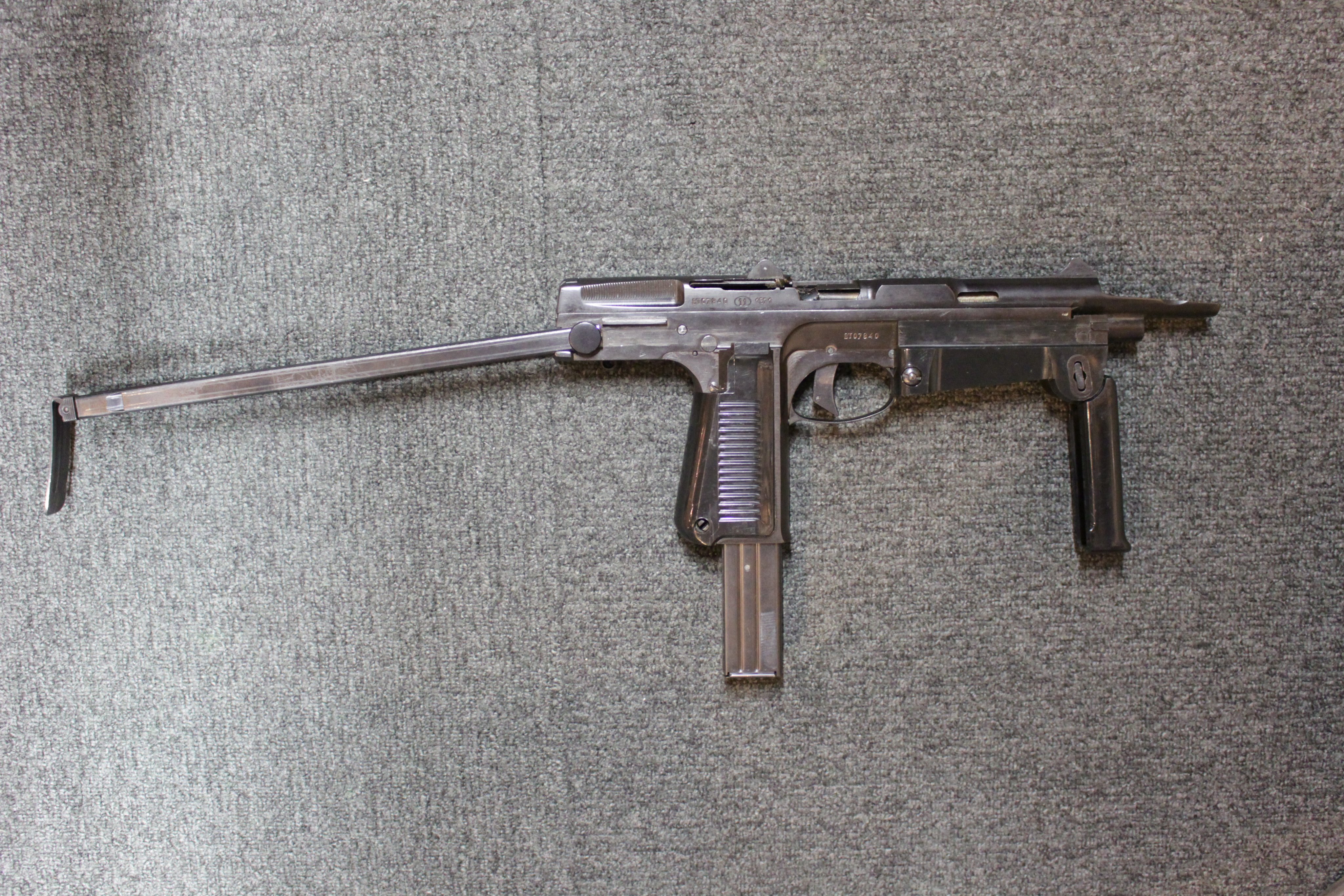 シカゴレジメンタルス 公式 Twitterren こちらはポーランド Wz 63短機関銃 Pm 63 Rak です 非常にコンパクトな全長でありながら オープン ボルト位置から射撃を行う独特の構造や竹槍状のスライド先端を硬い物等に押し付ける事で片手でコッキングができる機能など