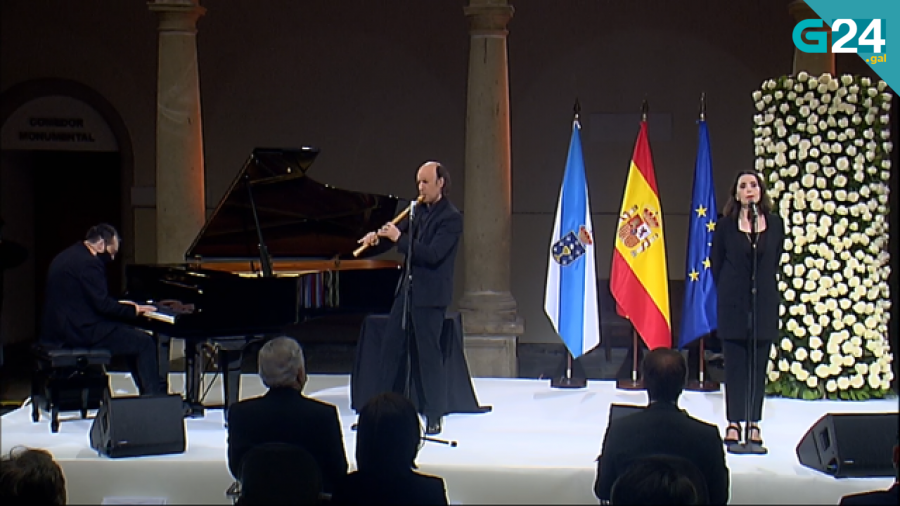 G24Noticias's tweet photo. Luz Casal e Carlos Nuñez interpretan o "Negra Sombra" de Rosalía de Castro no acto homenaxe de Galicia ás vítimas do coronavirus | CRTVG https://t.co/557wKfMnSF https://t.co/jntESRZTYN