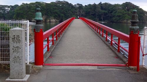 鳥 Fgo 松島海岸には 雄島にかかる 渡月橋 福浦島にかかる 福浦橋 五大堂にかかる 透かし橋 という3つの赤い橋 があり 松島三大橋 とも言われる 渡月橋は悪縁を切る 縁切り橋 福浦橋は良縁を招く 出会い橋 透かし橋は将来を見据える 縁結び橋 といわれ