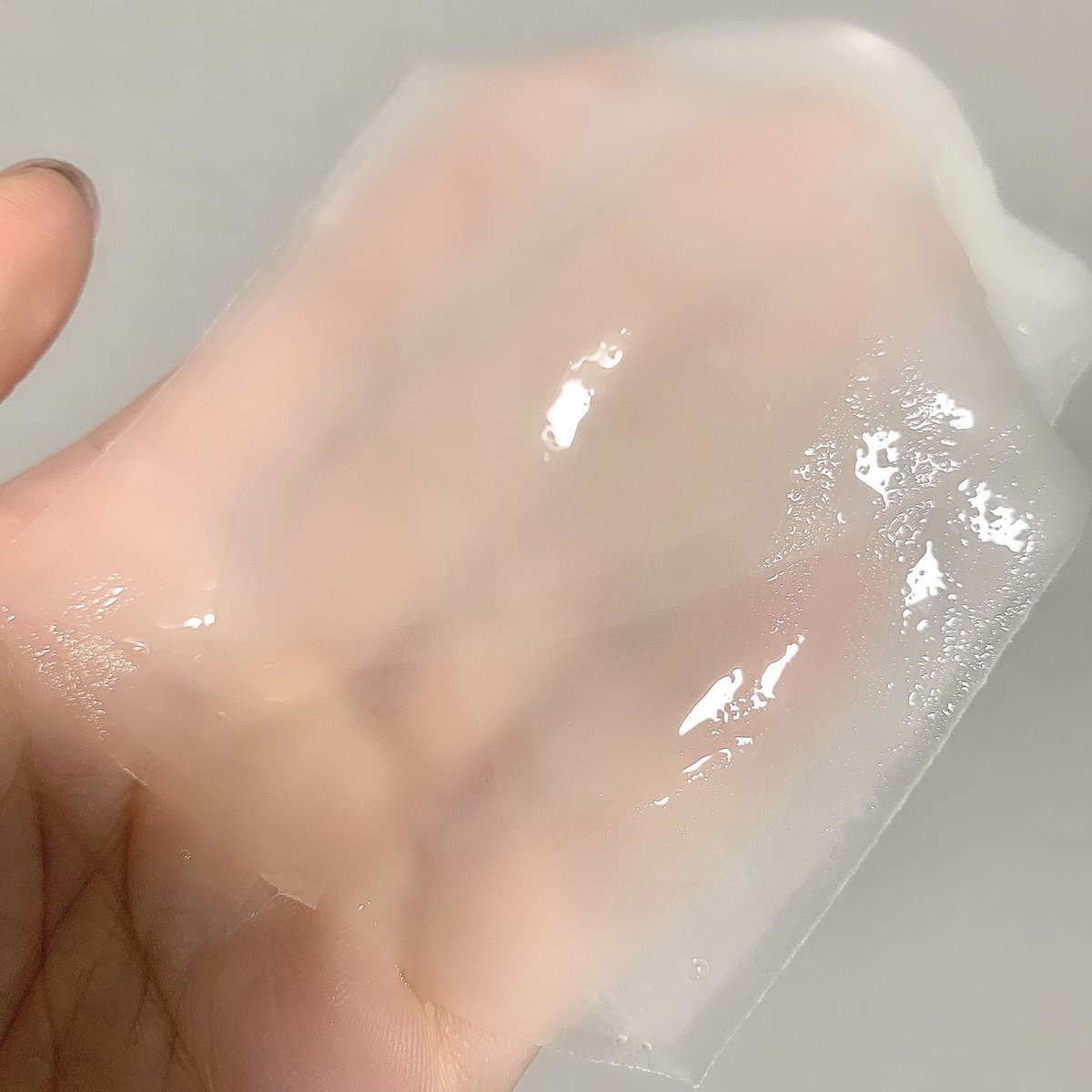 hondayuni's tweet photo. 今時期もエアコンで肌が乾燥するので数日に1回はマスクパックを使用しているのですが、リーダースがやっぱり1番好き…
ぷるぷるの液が大量＆高密着で私が今まで使ってきたパックの中で保湿力がダントツ1位でした(個人的感想)。次の日の肌に変化を感じられる。集中ケアしたい時に試してみて欲しい。 https://t.co/OYMGAc3n5f