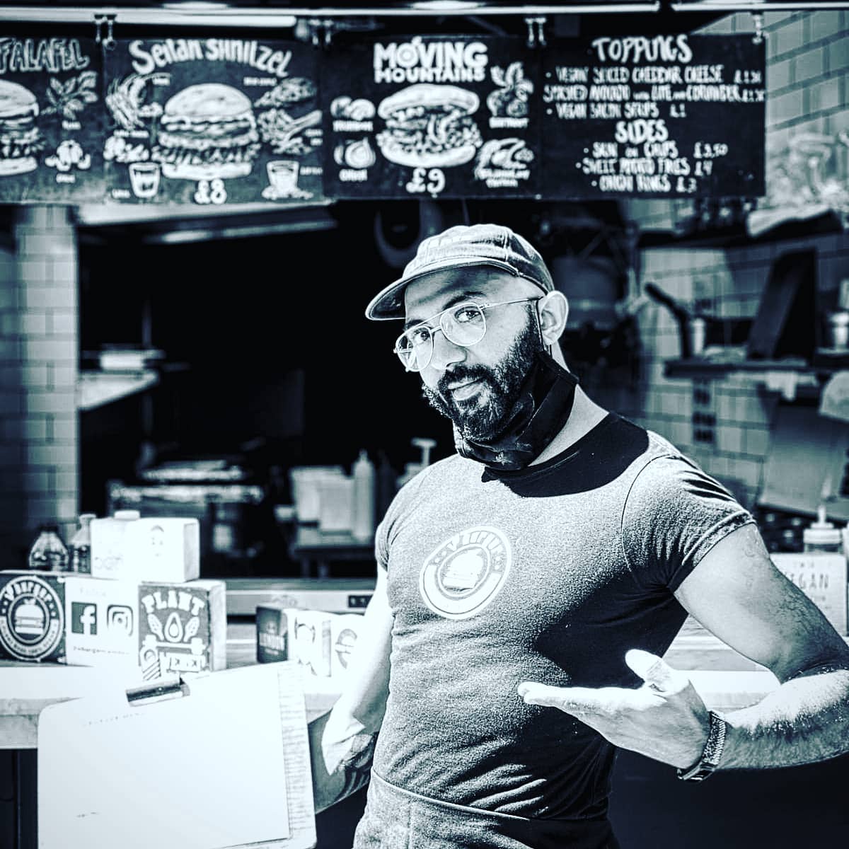 The sun is finally shining and what better way to start your Saturday than a burger for lunch 🍔 visit Kim at V Burger for some plant-based delicious-ness in a bun! 🍔
#camdenisopen
#supportyourlocaltrader