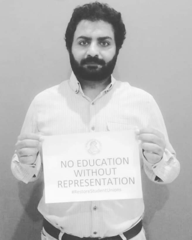 AamirUmraniAdv's tweet image. Following the call of SSC&apos;s 3Days Protest Campaign against &quot;Online Classes&amp;amp;Exams&quot;, the Renowned Translator, Columnist, Studentof IR and Member of @sscsindh  Mr. @abrotariq observed individual protest for this Injustice to Sindh&apos;s Edu.

#HEC_JawaabDou
#HEC_PromoteToNextSemester