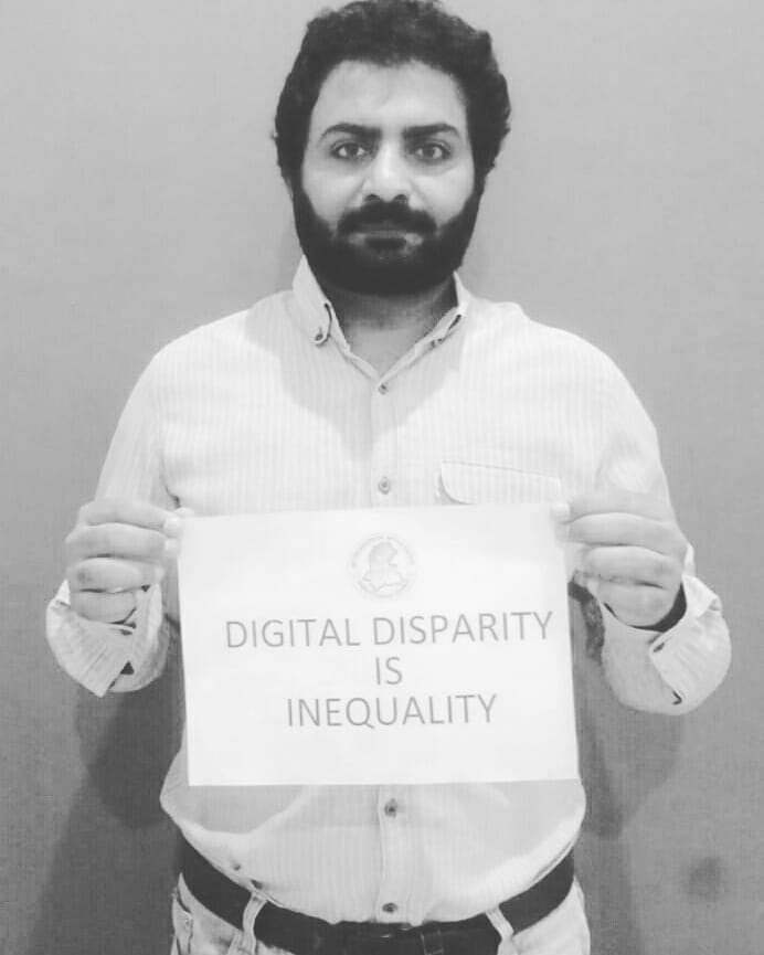 AamirUmraniAdv's tweet image. Following the call of SSC&apos;s 3Days Protest Campaign against &quot;Online Classes&amp;amp;Exams&quot;, the Renowned Translator, Columnist, Studentof IR and Member of @sscsindh  Mr. @abrotariq observed individual protest for this Injustice to Sindh&apos;s Edu.

#HEC_JawaabDou
#HEC_PromoteToNextSemester