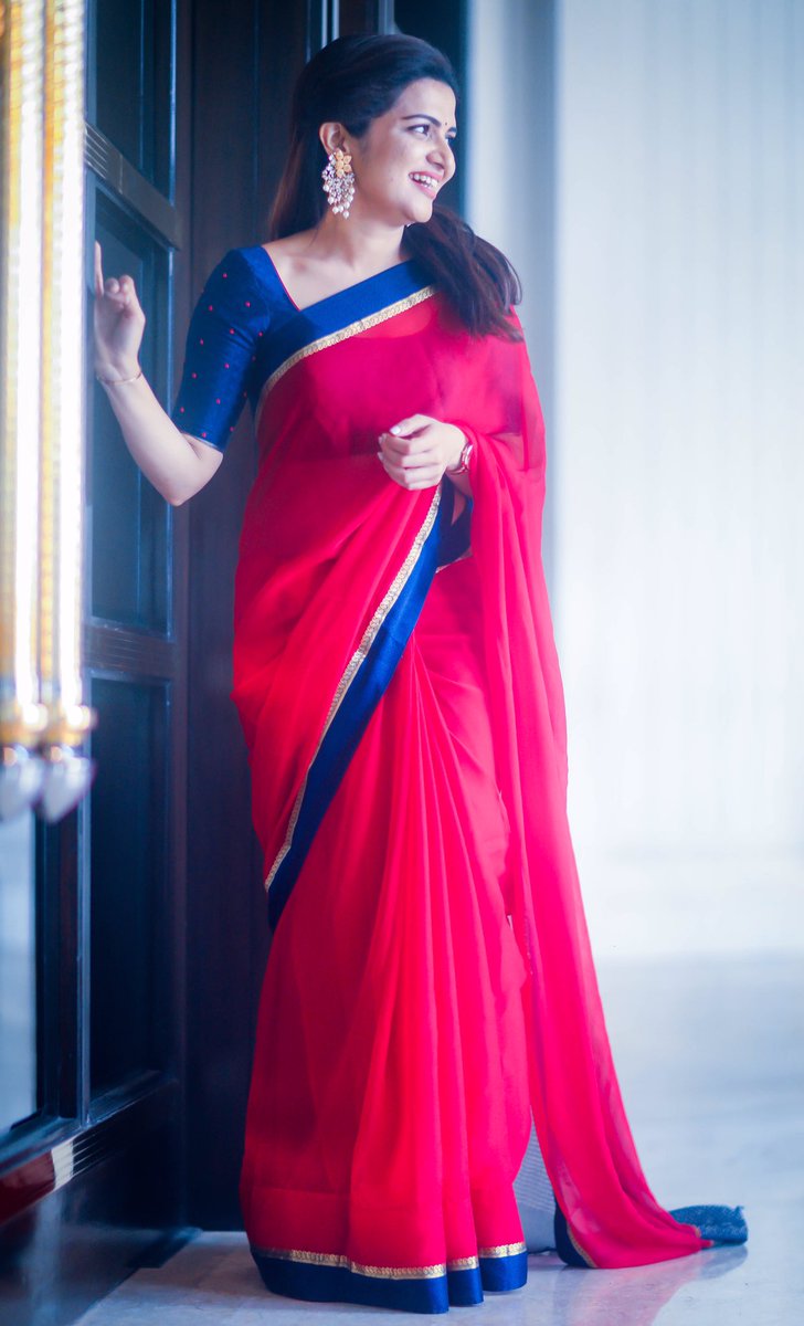 camsenthil's tweet photo. Glows with her radiant smile #Dhivyadharshini @DhivyaDharshini https://t.co/p1PiARbAnZ