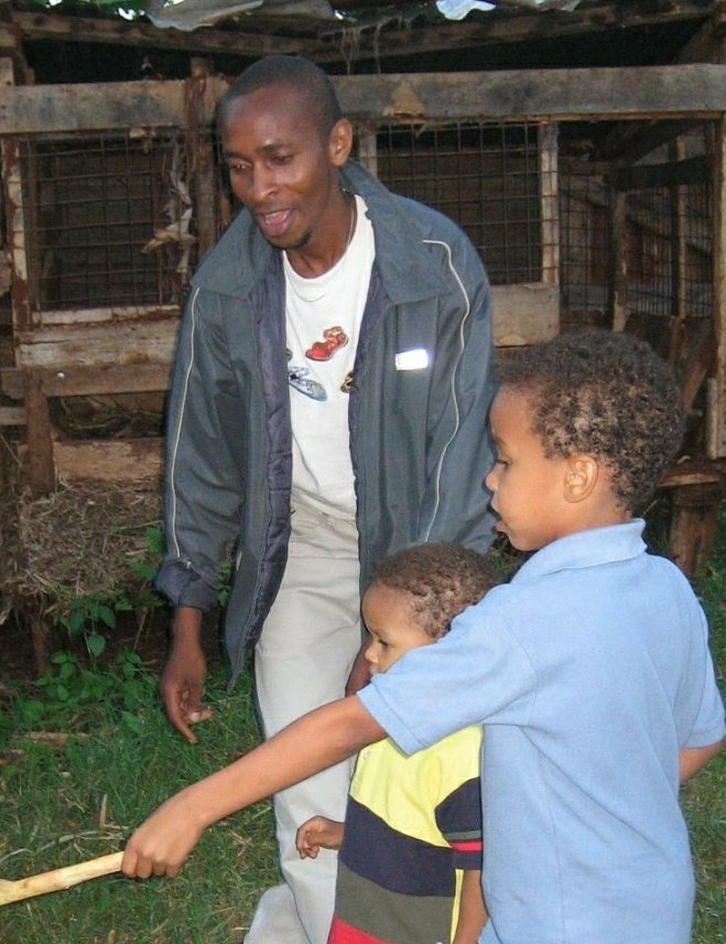 1. On this day in 2009, my big brother (pictured with my lil nephews) was shot in the head by the police at close range. It was a dark day for my entire family. I'll tell you about the 'justice' we got. THREAD  #StopPoliceBrutality  #StopPoliceBrutalityKe  #StopExtrajudicialKilling
