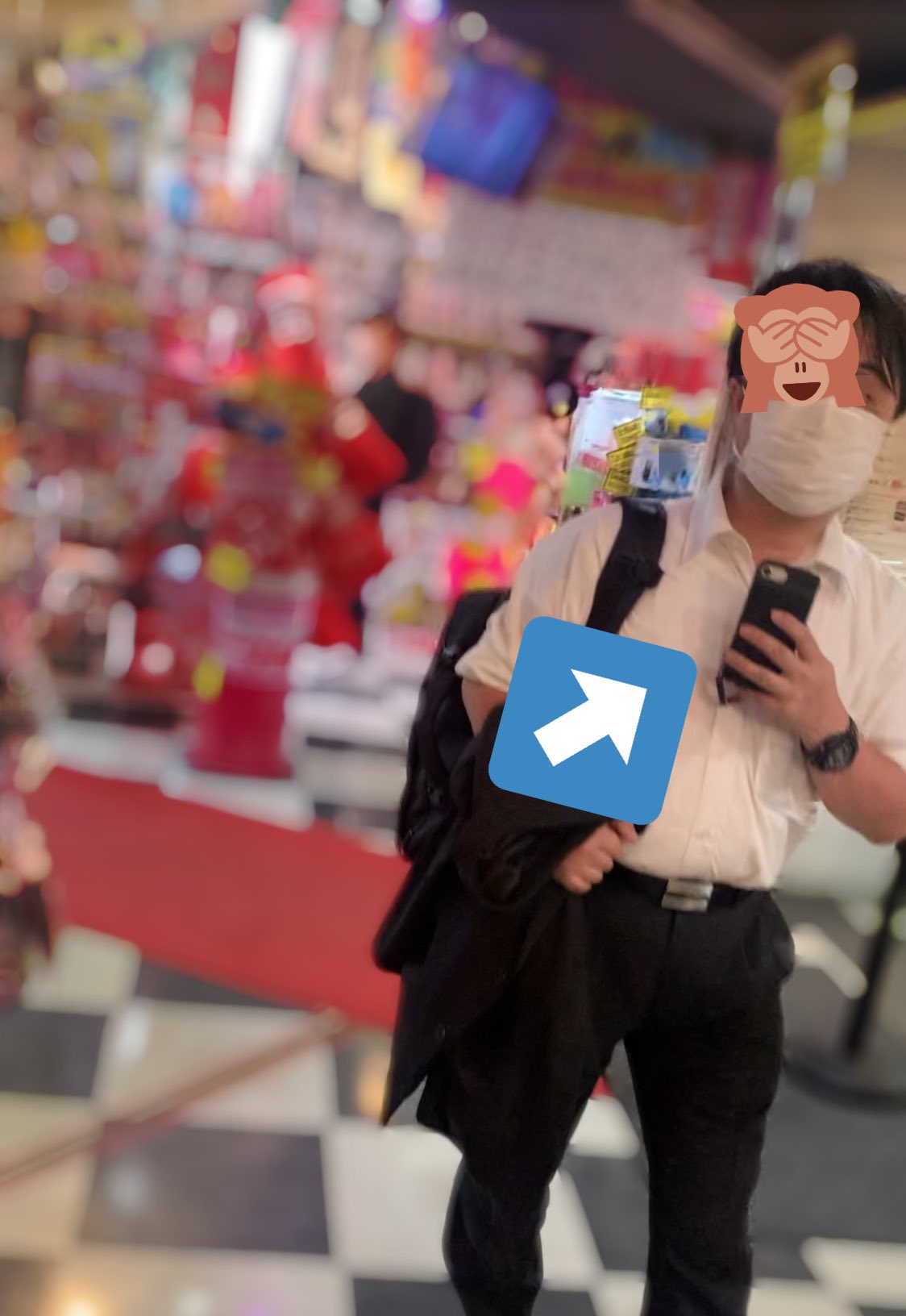 バレバレ 盗撮 2日連続で買い物中に【スマホを縦に構えて私に付いてくる】 という盗撮をかまされてるんですが、もしかして盗撮流行ってる？😹  バレバレだから一応私も撮って記録してるよ……やめてね(；；) 撮るくらいなら声かけて…怒んないから…… https://t.co ...