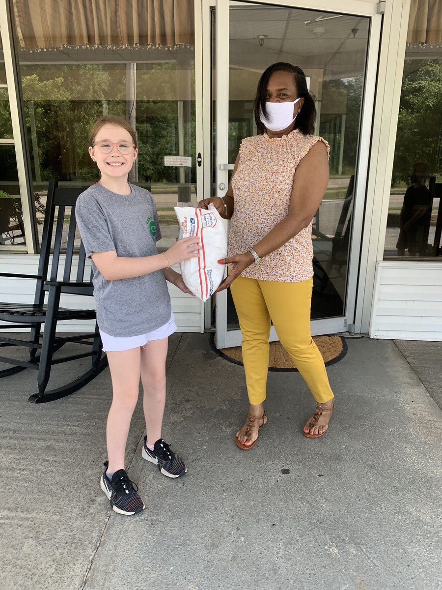 Kids_Boost's tweet photo. 100 masks delivered! 🙌🏼
Bella spent the last few months focused on one goal... to get masks in the hands of healthcare workers in her small community. 
We know this came at the perfect time. We can only imagine the welcome relief of a brand new, beautiful mask! #thisiskidsboost https://t.co/x1QvZK6cO2