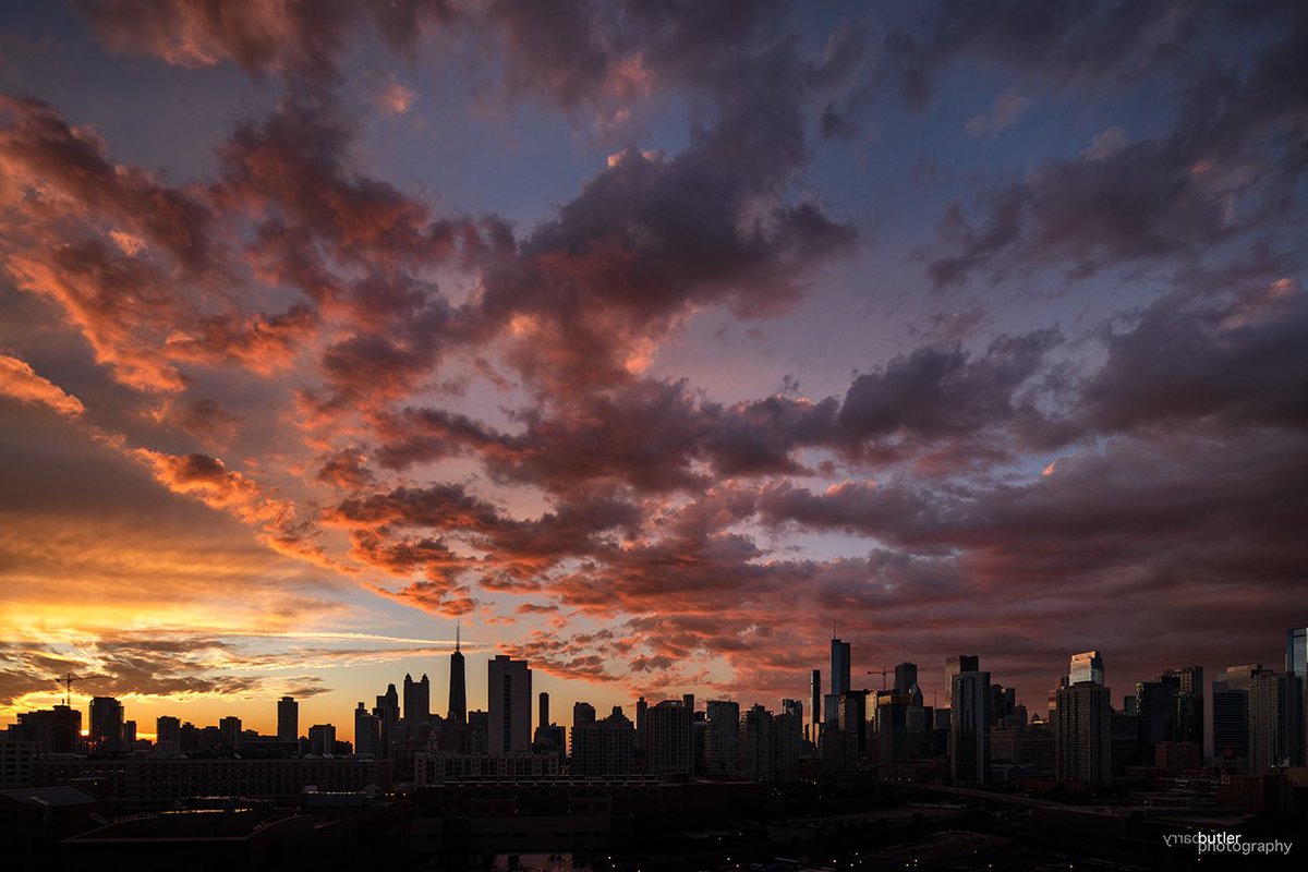 barrybutler9's tweet photo. Saturday's sunrise in all its glory.  #weather #news #ilwx #chicago https://t.co/y5FyAlGTSL