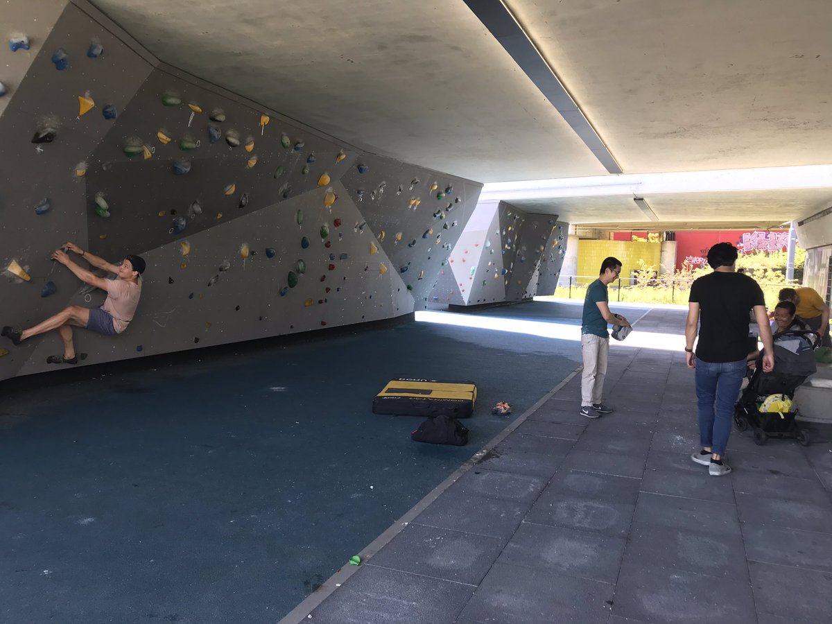 SchieDistrict's tweet photo. Met gezin vanuit Hoogvliet naar de boulderwand in #Schiedam_nl . ‘Nu de sporthallen dicht zijn ivm corona, is deze openbare klimwand ideaal’. #gratis #knbv project #SchieDistrict https://t.co/32xwuWkIzJ
