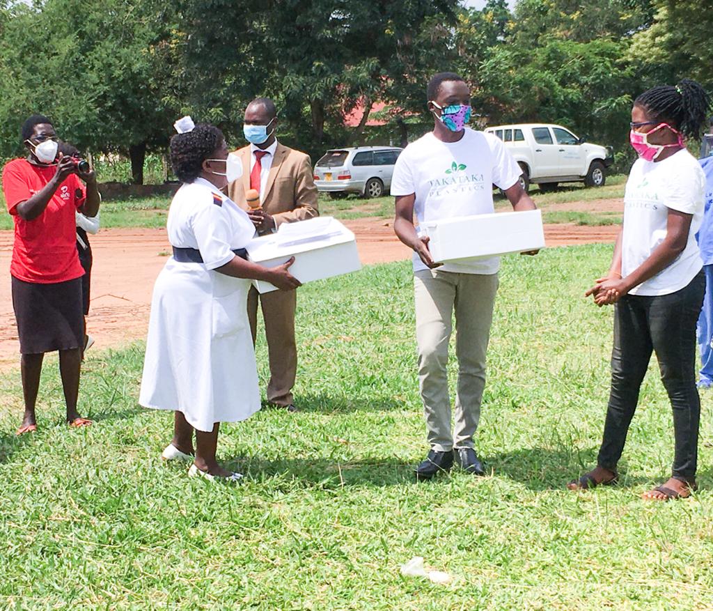 As Lira Regional Referral Hospital discharges 20 recovered Covid-19 patients. Our team has donated face-shields worth 1.8 million to support the efforts of the Lira frontline health workers in the fight againts Covid-19. 
#StaySafeUG 
#takatakaplastics
#transformingwaste