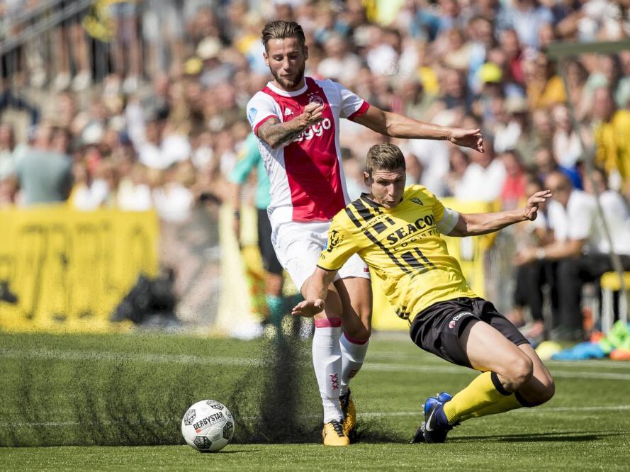 De vlag kan uit. Het pleit is beslecht. We hebben gewonnen.

Voor de één na laatste keer een column over kunstgras:

ad.nl/nederlands-voe…