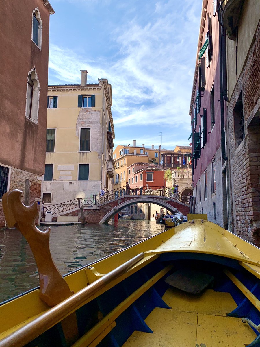 EVonHoccheim's tweet photo. #voga #Venezia #yellow #boat #sandolo #rowing https://t.co/hp09edqthm