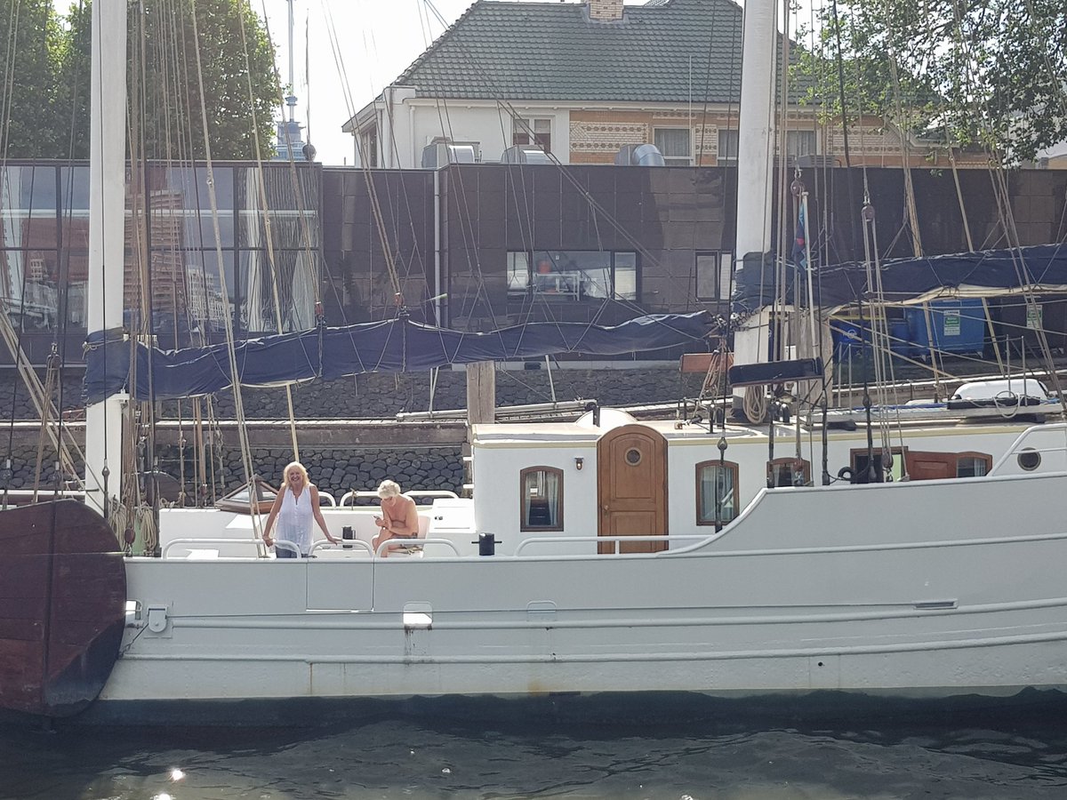 marian070249's tweet photo. Ah...wat leuk Ada @RederijHalfland je op de #Amazone te zien Het leek een soort mini #tweetup010 . Met jou en Jolanda @buurvrouw en
#BarbaraBaan
Wat gezellig op de kade
#Scheepvaartkwartier #Veerhaven
@BasMunne had helaas geen dienst . https://t.co/yBWdIzfCRj