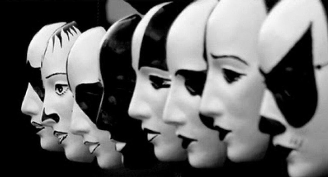 أعترف بأني فشلت في الإحتفاظ بالبعض؛ لأنني لم أكن أرتدي الأقنعة، كنت أظن أن الصدق و النقاء يكفي