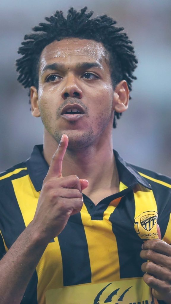 جماهير العميد تتنفس الصعداء بأخبار استمرار رومارينهو مع الفريق ، ماقدمه خلال أصعب فترات الفريق لم يكن عاديا بل كان مذهلا ، هو بالنسبة لهم “ كالابتسامة على شفاه حزينة ” تنتظر عودة الاتحاد في وجوده 🐅