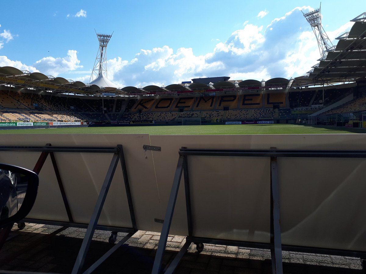 Bee_2_Kee's tweet photo. +4 kaarten erbij voor @rodajckerkrade #DriveInPLS #OnvoorwaardelijkRodaJC #koempelsblijvenstrijden #3generaties https://t.co/aaqP9WDNq3