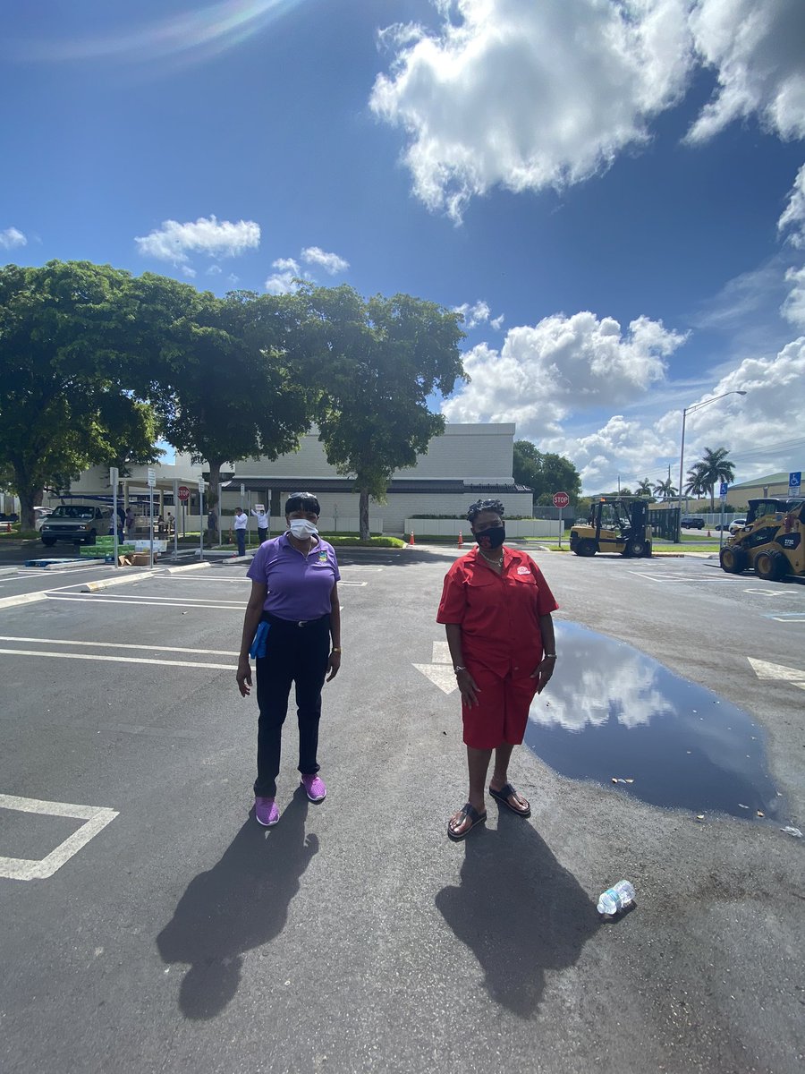 AudreyMEdmonson's tweet photo. A huge thank you to all our volunteers for your tireless efforts &amp; continued support during these challenging times to help make sure our community is kept safe, fed &amp; healthy. Together, we will move forward. #MiamiDadeD3 https://t.co/is7WMK2lLZ