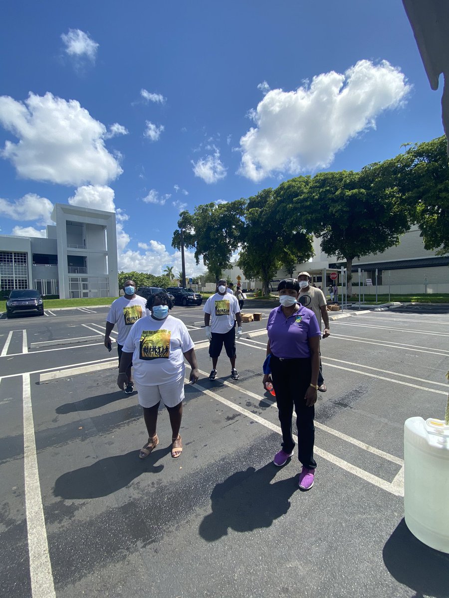 AudreyMEdmonson's tweet photo. A huge thank you to all our volunteers for your tireless efforts &amp; continued support during these challenging times to help make sure our community is kept safe, fed &amp; healthy. Together, we will move forward. #MiamiDadeD3 https://t.co/is7WMK2lLZ