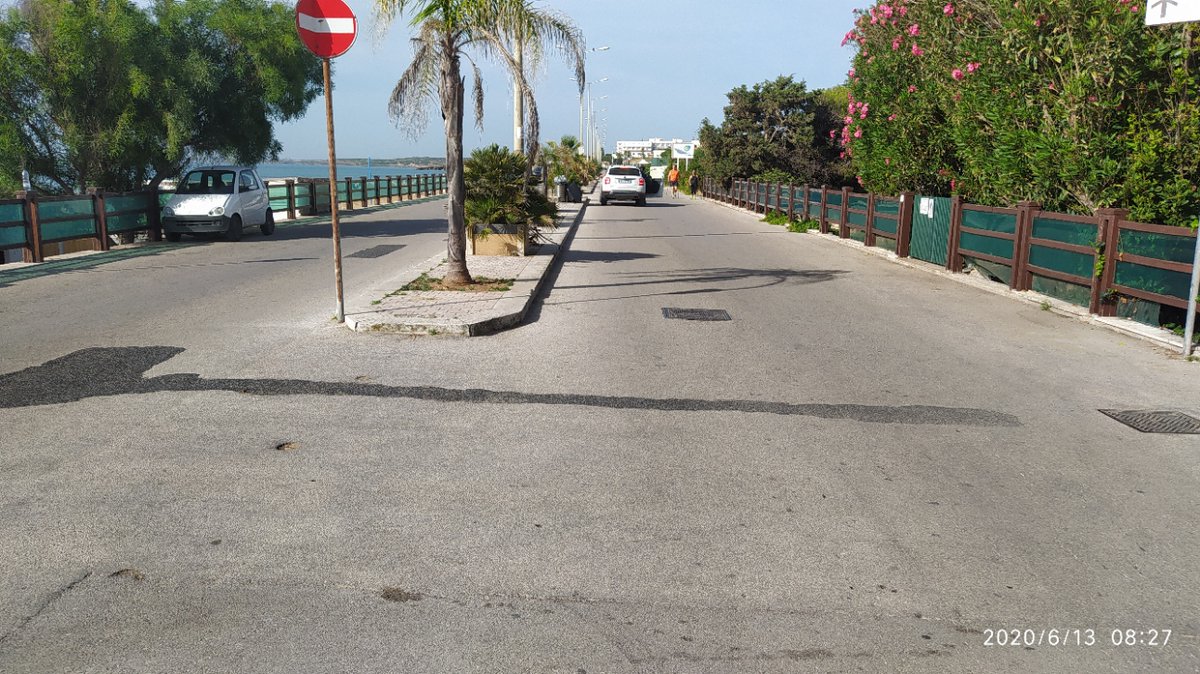 korry53's tweet photo. Ecco un'auto indisturbata a lido di #Noto che in pieno giorno si ferma lascia #immondizia e #rifiuti vari nel lungo mare e tranquillamente risale, chiude la portiera e riparte. L'impunità è garantita. Una #frazione abbandonata e non controllata, bello spettacolo per #turisti https://t.co/5ZAuc3OIOW