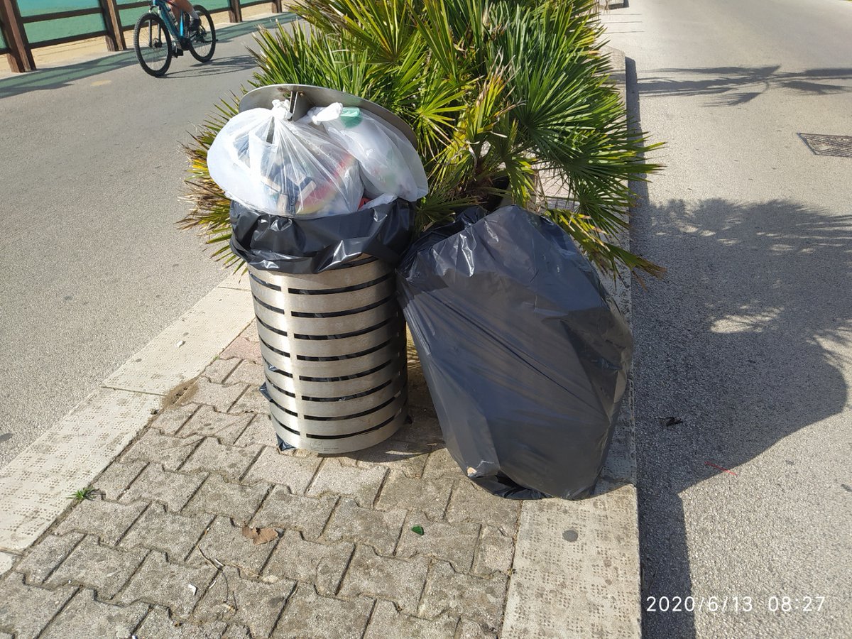 korry53's tweet photo. Ecco un'auto indisturbata a lido di #Noto che in pieno giorno si ferma lascia #immondizia e #rifiuti vari nel lungo mare e tranquillamente risale, chiude la portiera e riparte. L'impunità è garantita. Una #frazione abbandonata e non controllata, bello spettacolo per #turisti https://t.co/5ZAuc3OIOW
