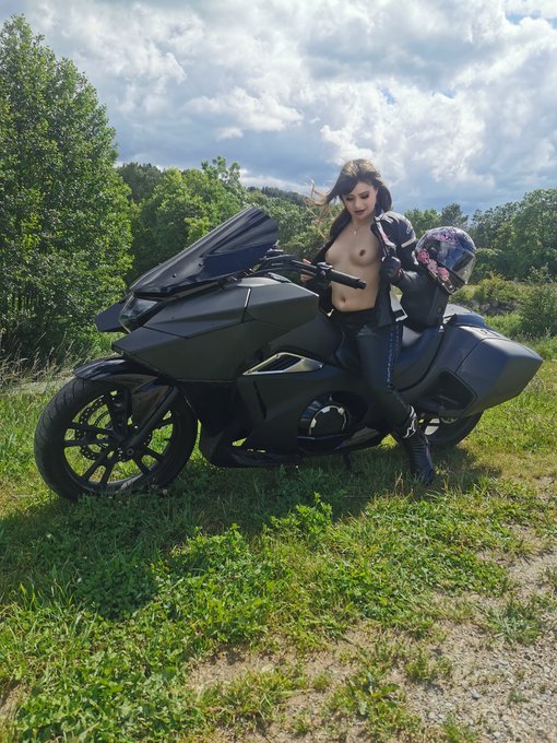 Hello guys, I&rsquo;m glad the quarantine is over !!! So, surprises will resume for you !!! Here&rsquo;s the first<a href="/tag/smile"class="tags"><span>#smile</span></a><a href="/tag/pink"class="tags"><span>#pink</span></a><a href="/tag/makeup"class="tags"><span>#makeup</span></a><a href="/tag/blueeyes"class="tags"><span>#blueeyes</span></a><a href="/tag/sohappy"class="tags"><span>#sohappy</span></a><a href="/tag/newmotorbike"class="tags"><span>#newmotorbike</span></a>