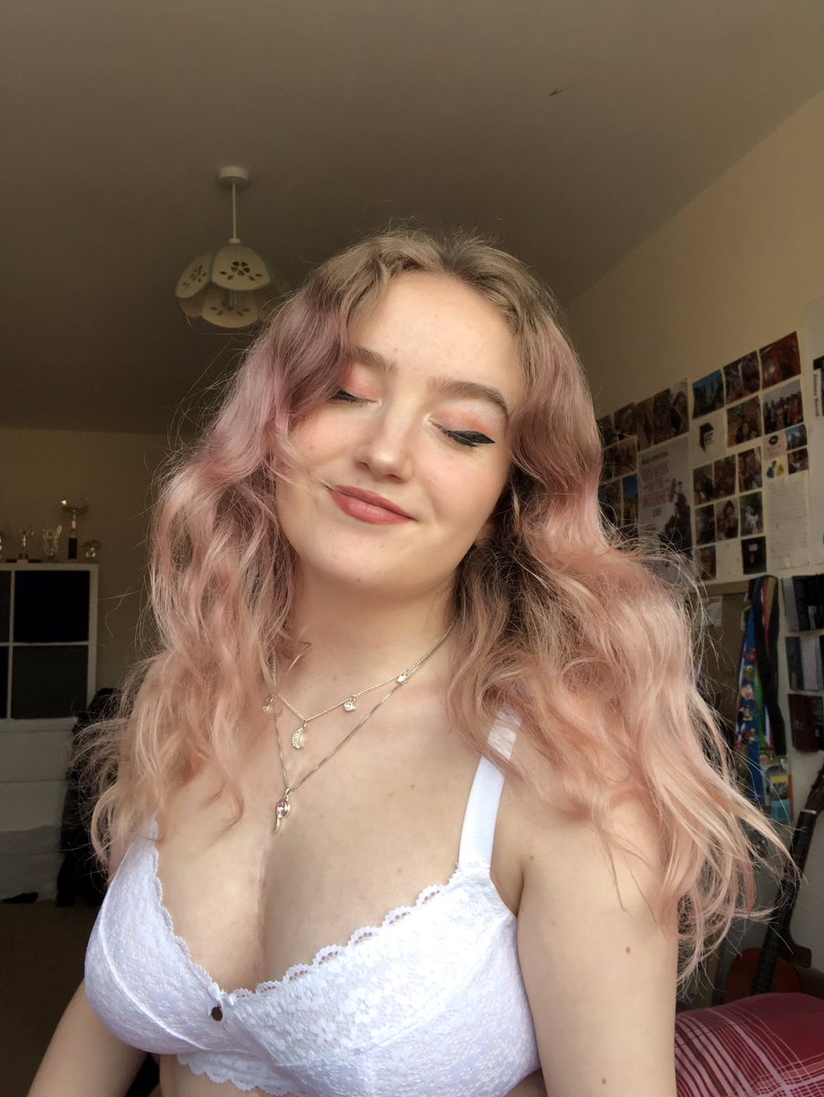 bloomheadon's tweet photo. alexa play 18 by one direction 🦋 https://t.co/MXWG027VaA