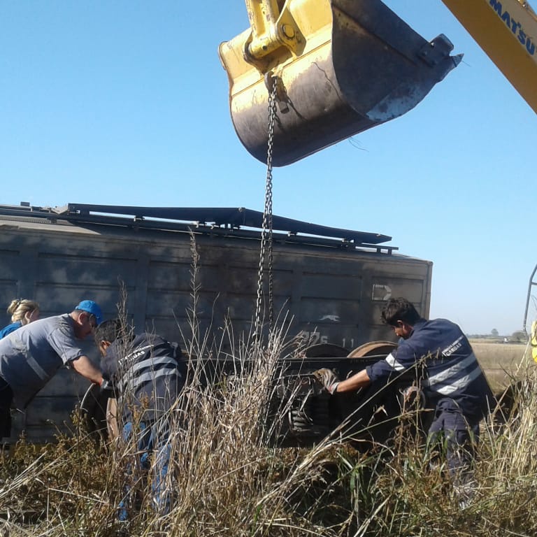TACargas's tweet photo. Estamos levantando vagones que hace años se encontraban volcados al costado de la vía para repararlos y ponerlos nuevamente en marcha. Gracias a los trabajadores y trabajadoras que están llevando adelante esta tarea 🤝. https://t.co/1mXf9nWste