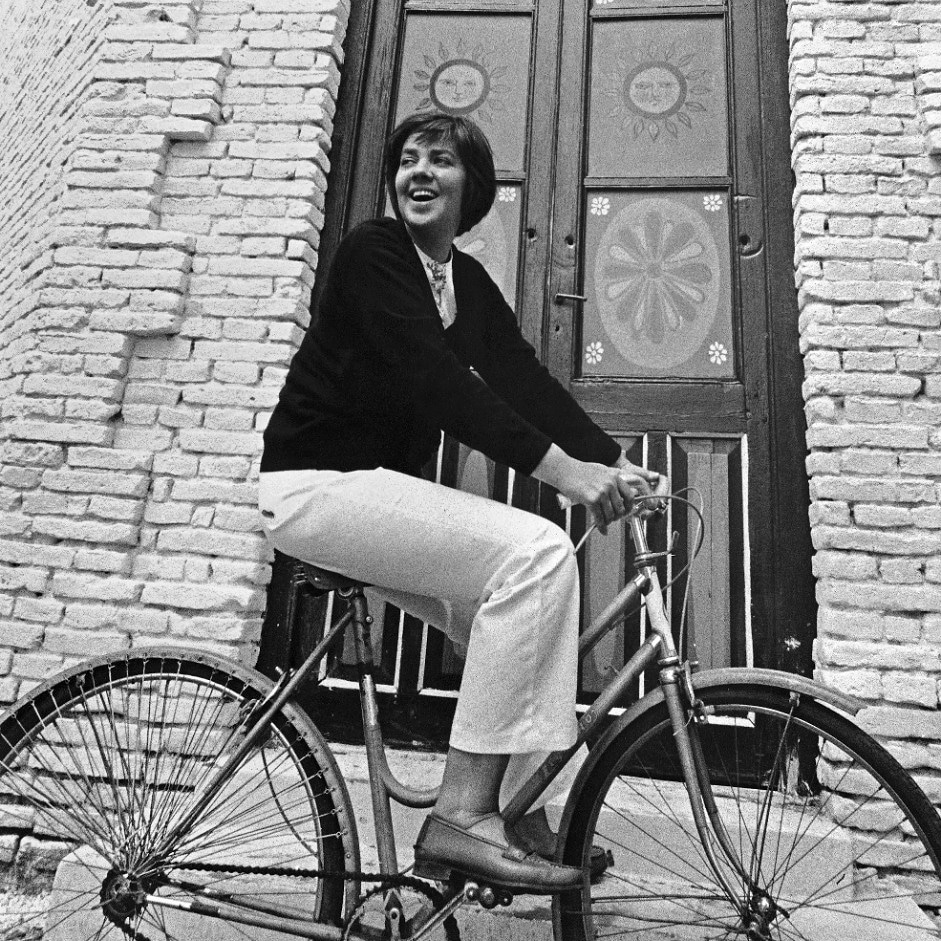¡Feliz día a todos los escritores y escritoras!
"Poesía no es sólo transmisión o memorización de versos. Es sobre todo una actitud frente a la vida, una forma de sensibilidad"
María Elena Walsh https://t.co/rPuhtwBLkn