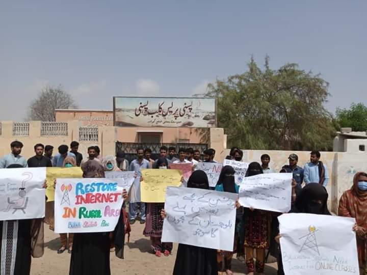 shehzadniaz3333's tweet photo. سونے والے سمجھ نہیں سکتے
جاگنے والوں کا مسلہ کیا ہے
#pasniProtest
#SayNoToOnlineClasses
#BalochistanRejectOnlineClasses
@Baloch1Sohail @MehlabNaseer @ShahmeerAlbalos @baluch_mahnaz https://t.co/uM930FHyfl