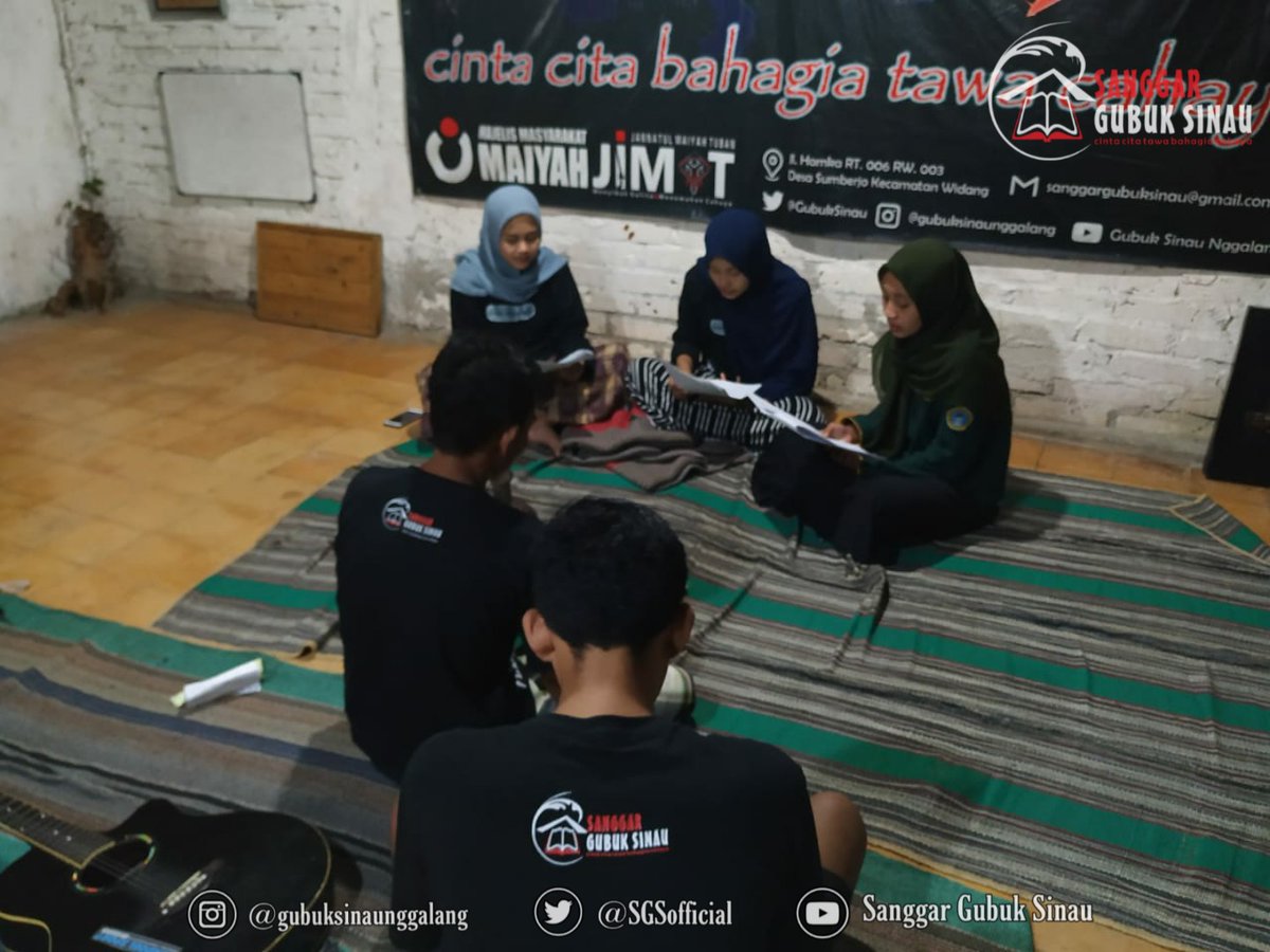 SGSOfficial_'s tweet photo. Gotong royong itu bukan dari hasil orang menyuruh, bukan pula berdasarkan anjuran-anjuran. Tapi produk alami dari kerelaan satu sama lain untuk saling menjaga. 
#SGSJuni #DiaryofSGS #sanggargubuksinau #maiyah #maiyahan https://t.co/vDbBvURgc6