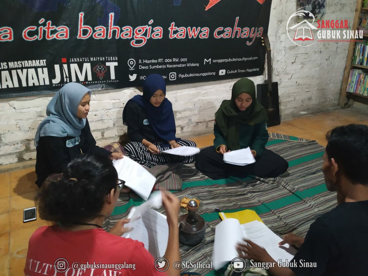 SGSOfficial_'s tweet photo. Gotong royong itu bukan dari hasil orang menyuruh, bukan pula berdasarkan anjuran-anjuran. Tapi produk alami dari kerelaan satu sama lain untuk saling menjaga. 
#SGSJuni #DiaryofSGS #sanggargubuksinau #maiyah #maiyahan https://t.co/vDbBvURgc6