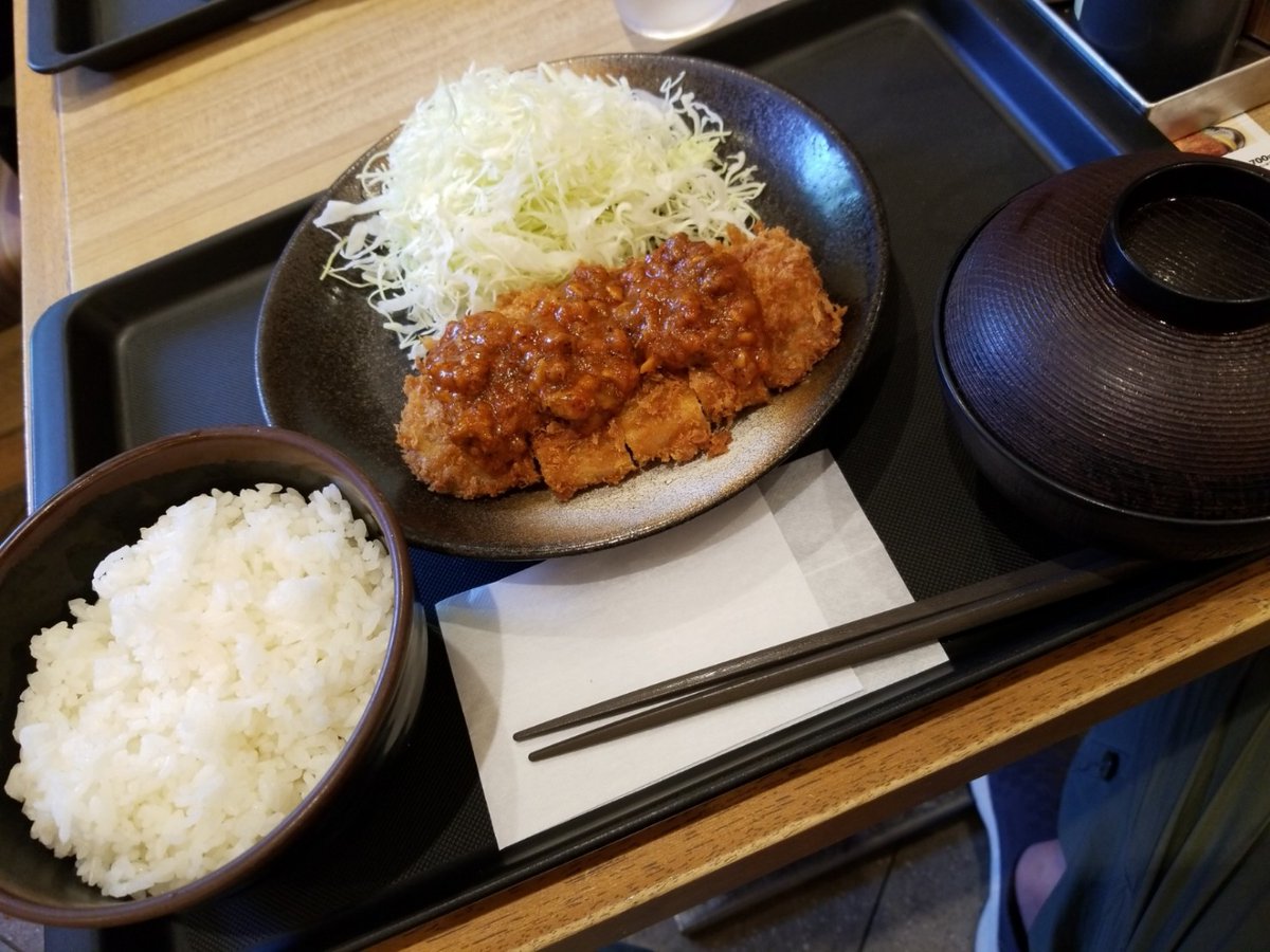 Yokotaro 食べ物写真 美味しそうに撮るの上手ですね って言われるんですが お世辞でも嬉しいものです 一番食べたいモノが画面の半分以上を占めるくらいに寄ると 何でも美味しそうになる気がします という参考例 写真は松のやのケイジャンロース