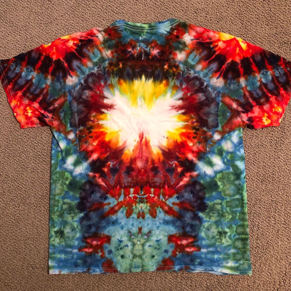 TheLeesOfMemory's tweet image. I've worn this #IceAndTime #icedye on many occasions without ever noticing the green monkey OR the mouse wearing sunglasses.🕶
The iron-on's seen better days, but the #fiberreactive #prociondyes from @dharmatrading are hangin' tight! 🌈⚡️