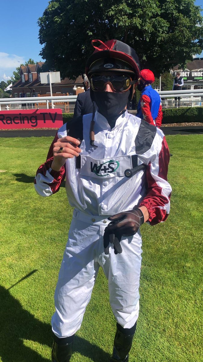 ValueRacingClub's tweet image. Leoncavallo runs a belter, beaten in the tightest of photo finishers @Sandownpark in a competitive handicap. Great to see him finish his race and gallop all the way to the line. Super job by @DavidPipeRacing. Roll on the jumps.