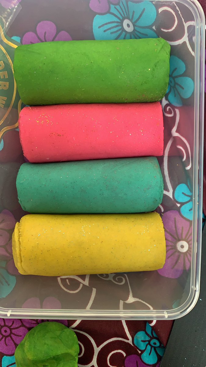 Les pâtes à modeler paillettées et les emporte pièces sont arrivés 🤩🤩
Partagez... ça peut sauver la vie d’un parent qui cherche désespérément à occuper ses enfants 🤪
3500 fr la boite
Livrable dans tout le Cameroun dans l’heure ;)
Whatsapp 658290286