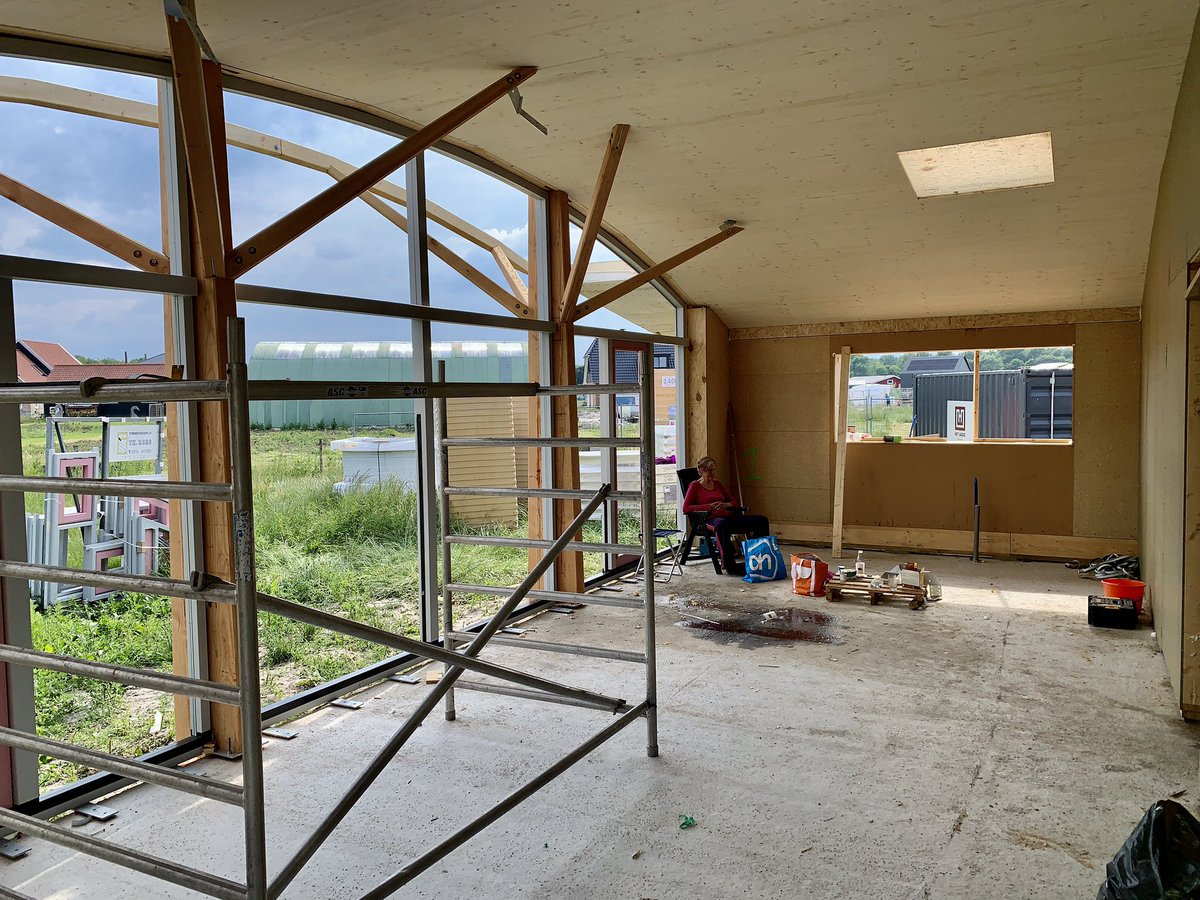 Het dak ligt op de strobouwwanden en douglas boomkolommen van ecologisch #BioHouse2. <a href="/Arc2architecten/">Arc2 architecten</a>  Vakwerk van <a href="/TimberLiving/">Timberliving</a> @Prefabstrobouw Het Woud.