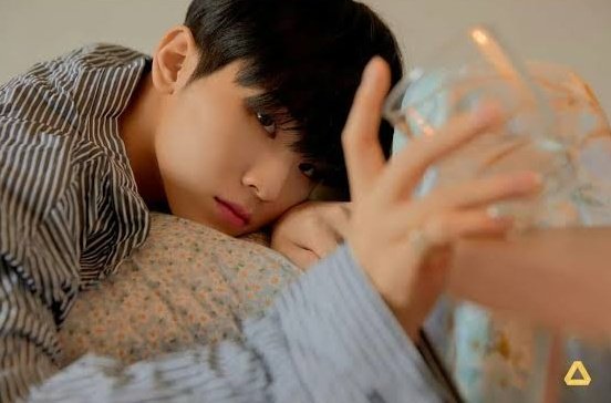 leejihoonfairy's tweet photo. HE'S FINALLY AWAKE!!! 🥺❤ @pledis_17 https://t.co/4ehcfSw8dH