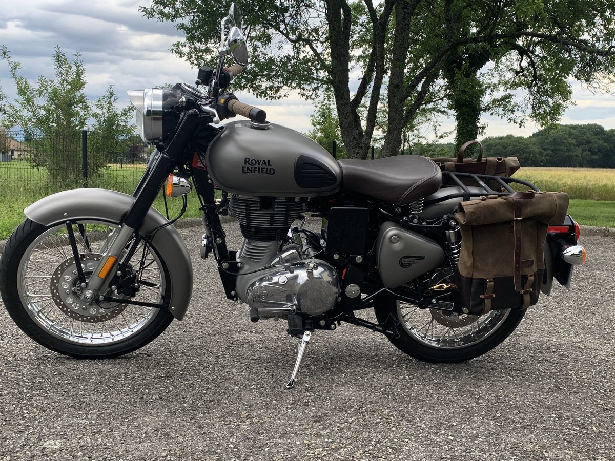 tripmachineco's tweet photo. Does this make the Royal Enfield classic a bagger?
Photo by Roland Suss
@royalenfield
#sundayfunday #sundayvibes #ride #baggernation #bagger #bobber #royalenfield #gunmetalgrey #backpackpannier #leathergoods #bikergear #bikerlifestyle #tripmachineco https://t.co/aLEmTsjFjQ