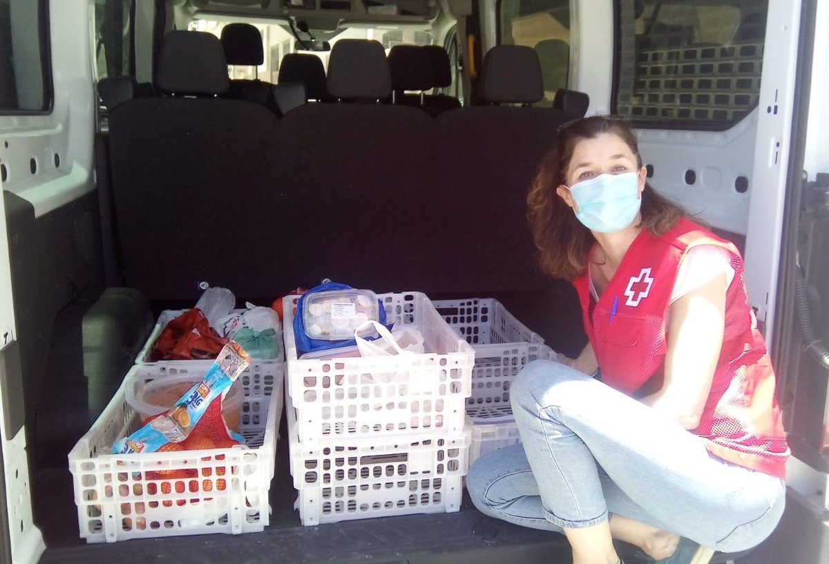 CREMalaga's tweet photo. [#COVID19] [#CruzRojaResponde] Nuestro estupendo #voluntariado nos ayuda a desarrollar la colaboración que nos brindan @yoomers y sus 'cocinillas' solidarios. Hoy hemos entregado 80 platos de comida a familias en dificultad social ❤️

#ProtegerLaHumanidad #EmpresasCruzRoja https://t.co/8IC5IkB8eH