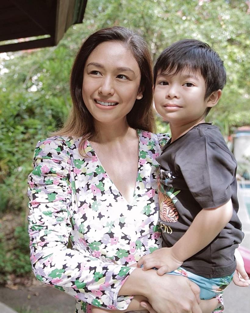 hmphilippines's tweet photo. “It makes me feel safe and secure knowing my son and I are wearing clothes that are sustainable & environment-conscious.”
Here's @kellymisa and son Tristan in our #HMConscious and Emma Jayne x H&M collections–with styles made from sustainably sourced materials! In stores now! https://t.co/y93M7FgT2n