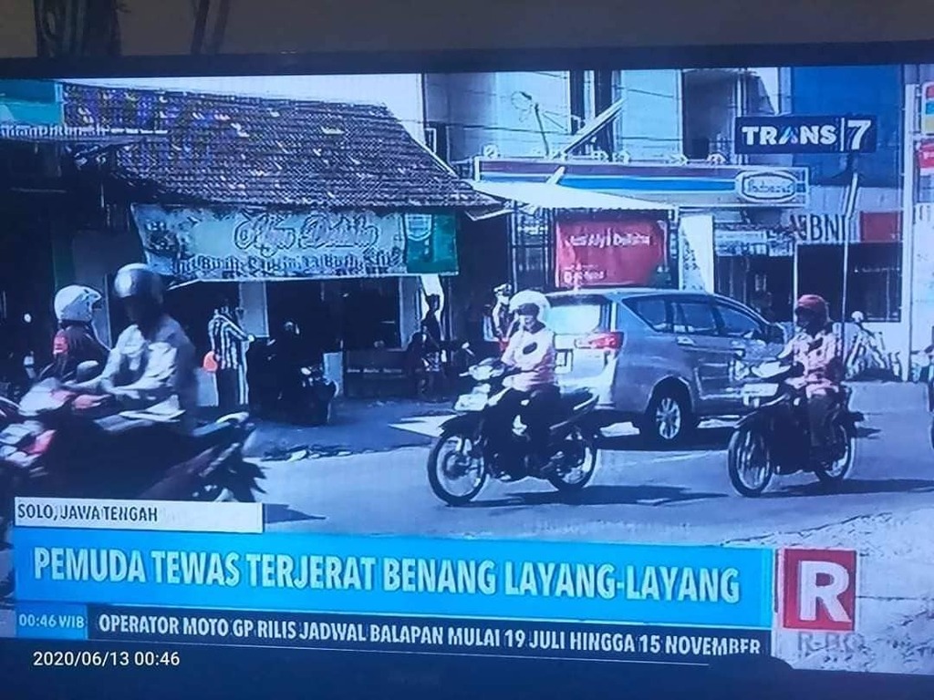 infodepok_id's tweet photo. Hati-Hati yang suka main layang-layang. dimohon dengan sangat dikondisiin benang layangannya agar tidak mengenai orang yang melintas dan membahayakan orang lain karena sudah ada kejadian seperti ini.โฃ
โฃ
#infodepok #layanglayang #mainlayangan #indonesia https://t.co/PvvH1rnEVS https://t.co/IMNFjlML0k