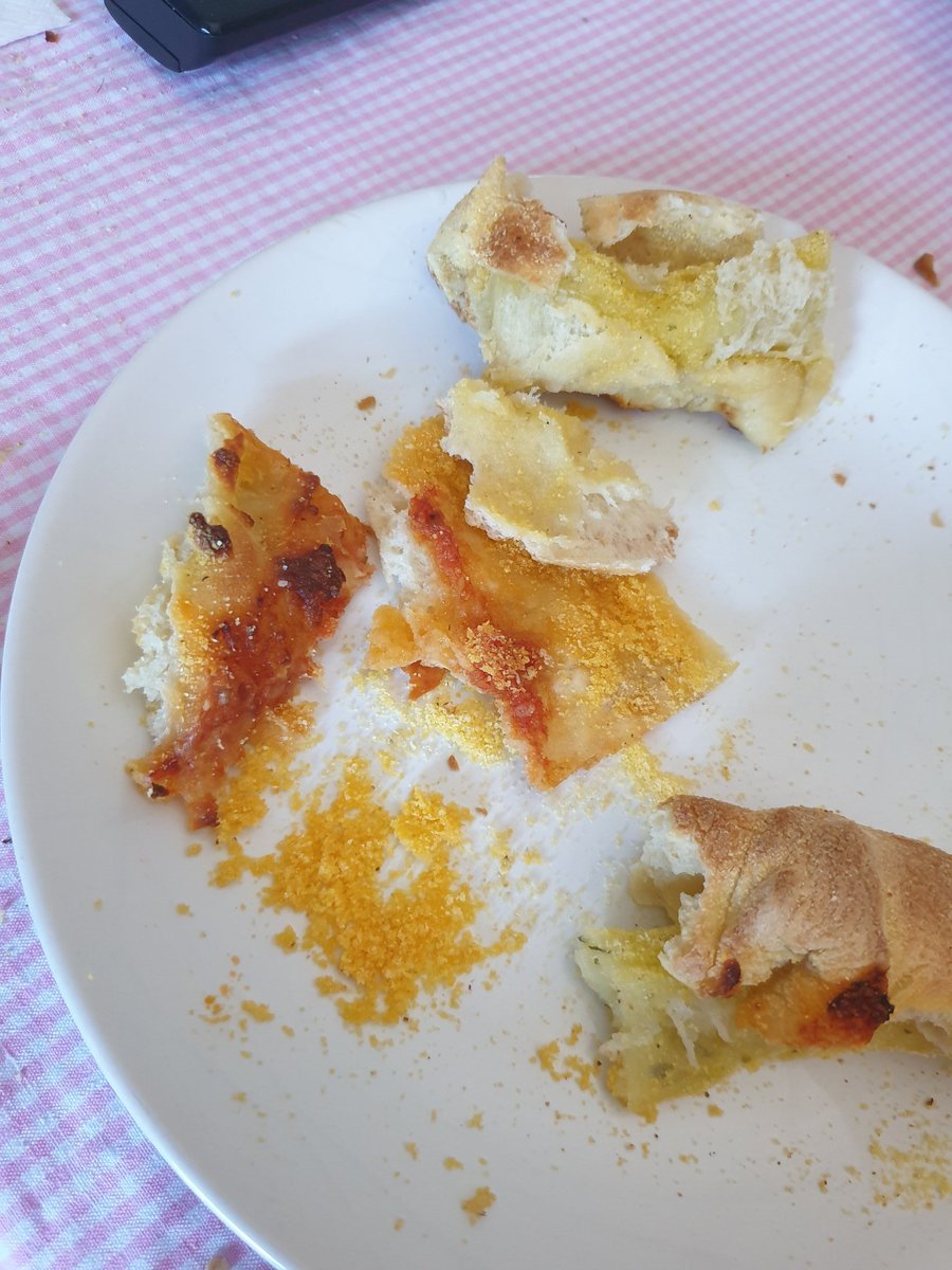 SebastiaHector's tweet photo. @DominosPizza_ES que es esto?? Queso en polvo??? Infame,
30€ a la basura. https://t.co/EVqbciWWJi