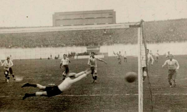 Antonio Ubilla on X: 13 junio 1928, estadio Olímpico, Amsterdam, final fútbol  Juegos Olímpicos, Uruguay 2 (Roberto Figueroa, Héctor Scarone) Argentina 1  (Luis Monti)  / X