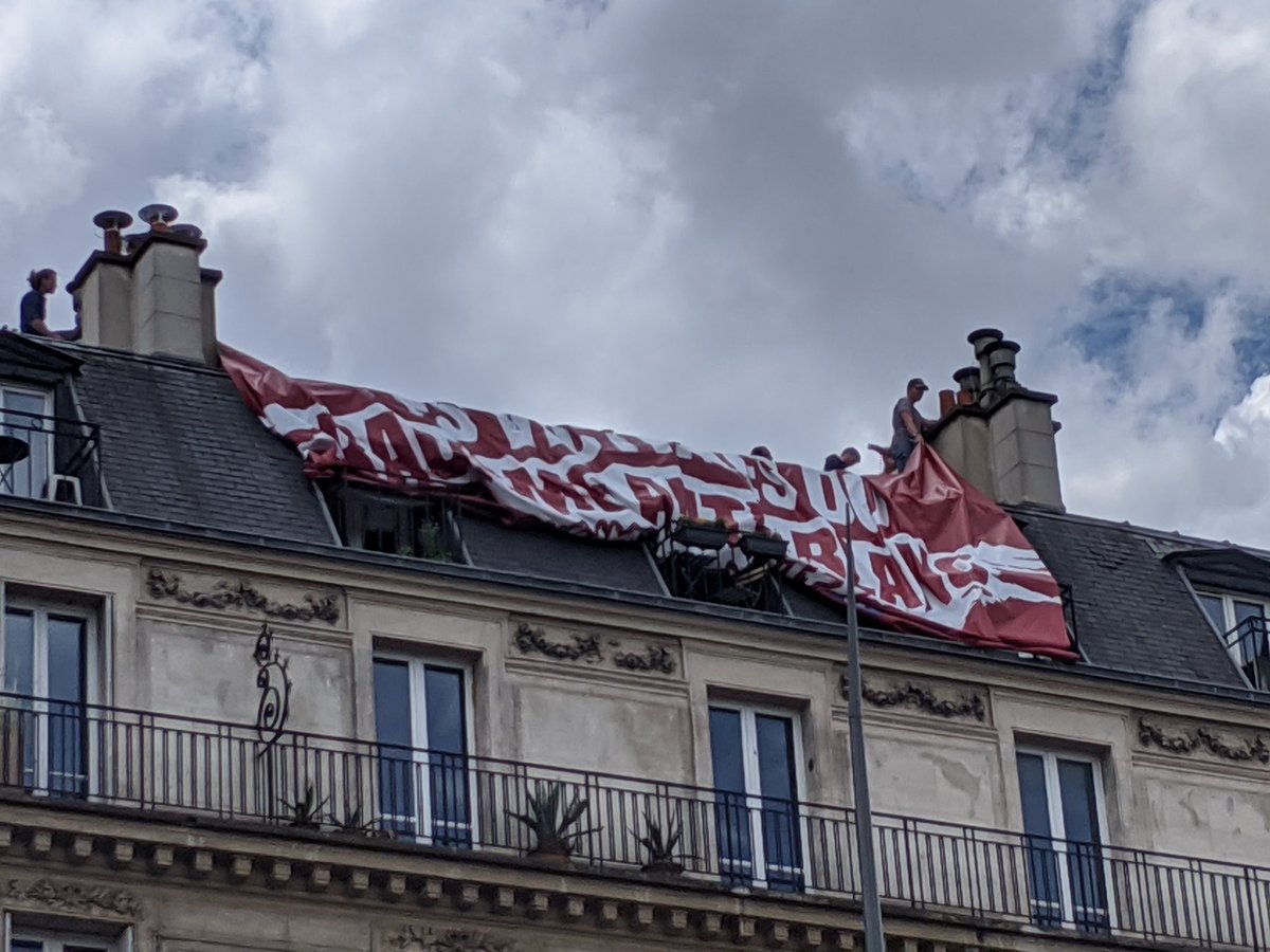 Qui a osé ?
Une banderole pr les "victimes du racisme anti-blanc" posée sur un toit en plein rassemblement anti-raciste et contre les violences policières 

On réplique : "Pas de fachos dans les quartiers, pas de quartiers pour les fachos" ! 

#Generationadama