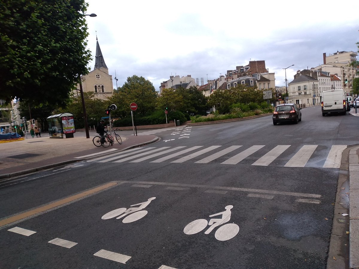 Je n’ai pas de mots pour  #LaPisteDangereuse sur ce carrefour signalé par  @PHsansE où  @VilleCharenton a tracé le chemin impossible (et totalement contreintuitif) de la mort  pour être absolument certain que l’accident arrive. Dingue.  https://twitter.com/lcyclable/status/1271782133376434178?s=21  https://twitter.com/lcyclable/status/1271782133376434178