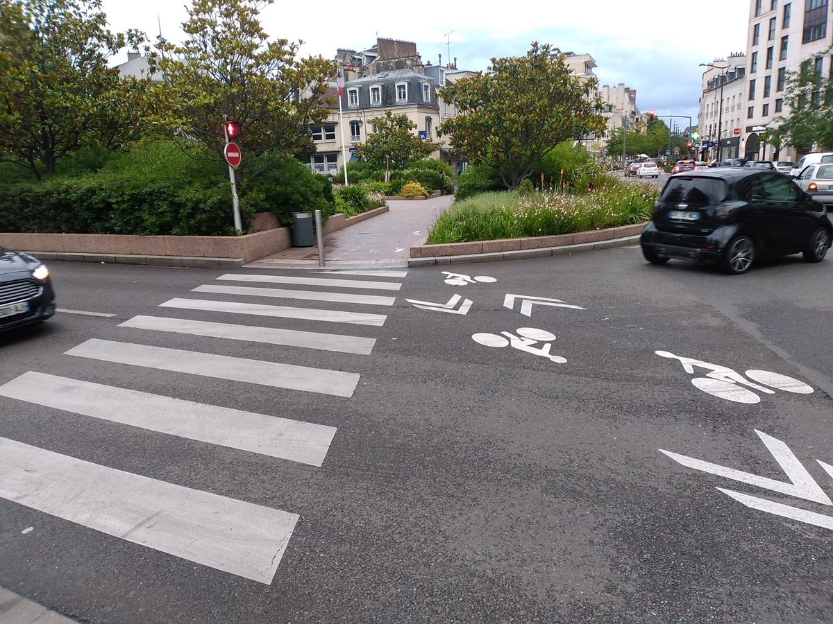 Je n’ai pas de mots pour  #LaPisteDangereuse sur ce carrefour signalé par  @PHsansE où  @VilleCharenton a tracé le chemin impossible (et totalement contreintuitif) de la mort  pour être absolument certain que l’accident arrive. Dingue.  https://twitter.com/lcyclable/status/1271782133376434178?s=21  https://twitter.com/lcyclable/status/1271782133376434178