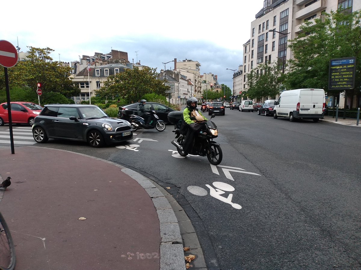 Je n’ai pas de mots pour  #LaPisteDangereuse sur ce carrefour signalé par  @PHsansE où  @VilleCharenton a tracé le chemin impossible (et totalement contreintuitif) de la mort  pour être absolument certain que l’accident arrive. Dingue.  https://twitter.com/lcyclable/status/1271782133376434178?s=21  https://twitter.com/lcyclable/status/1271782133376434178